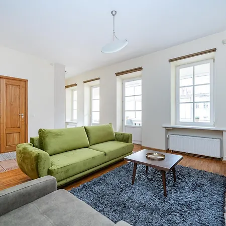 Lovely Old Town 1 Bedroom With Parking *